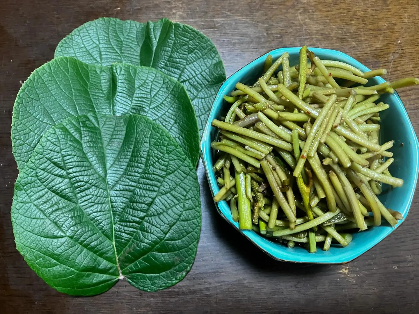キウィフルーツ🥝の葉と軸のスペシャル料理‼️