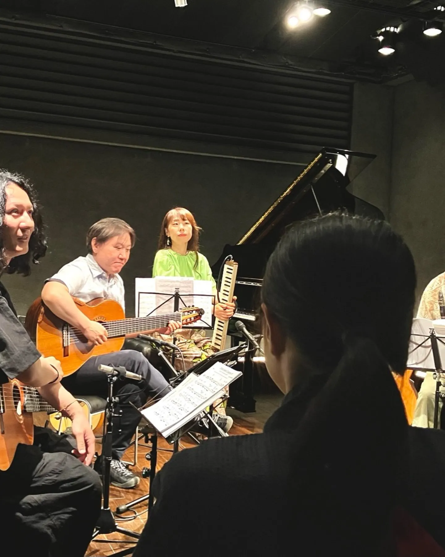 京都NAM HALLという音楽スタジオで、ブラジル音楽のショ...